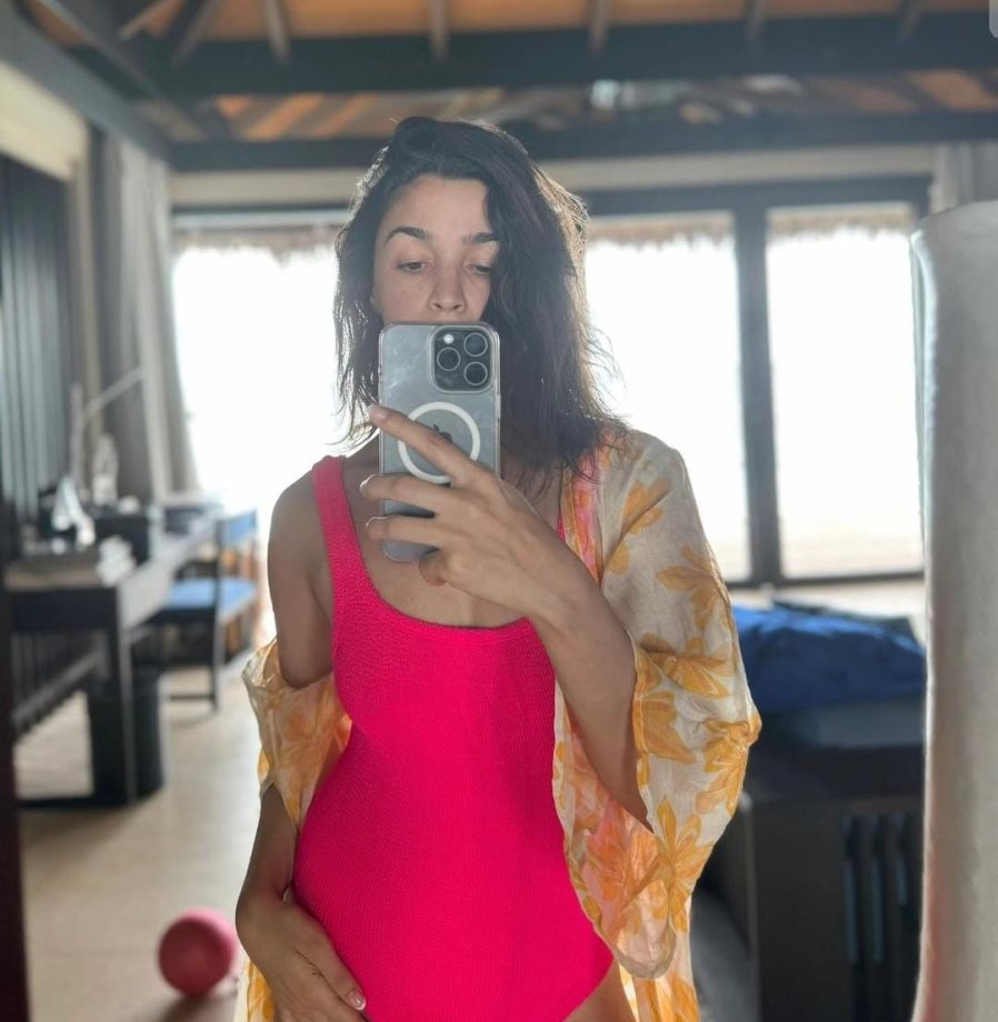 Alia Bhatt's Top 3 Beach Baby Looks That Will Leave You Mesmerized 919435