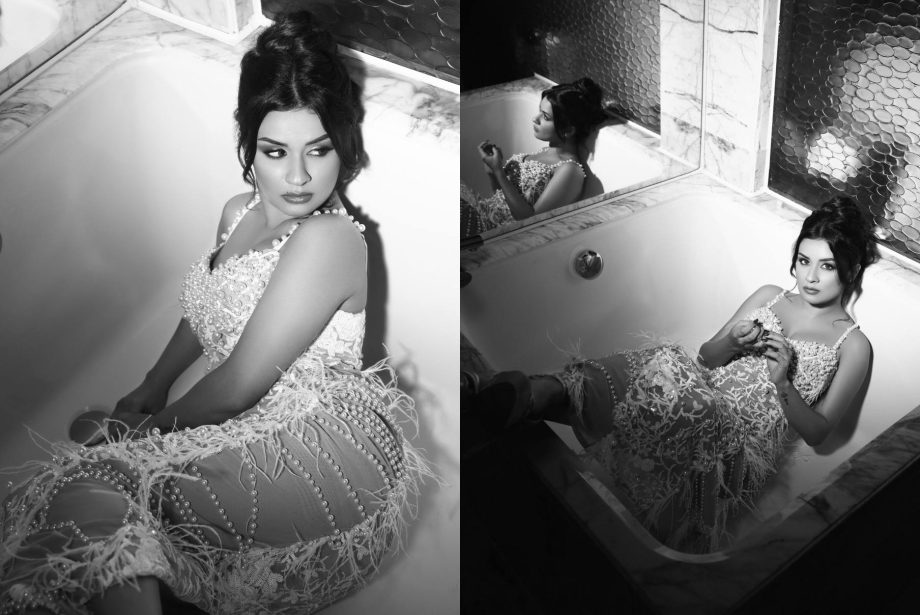 Hotness Battle: Avneet Kaur's Bathtub Pics or Bhojpuri Actress Monalisa's Cozy Couch Pics 917511