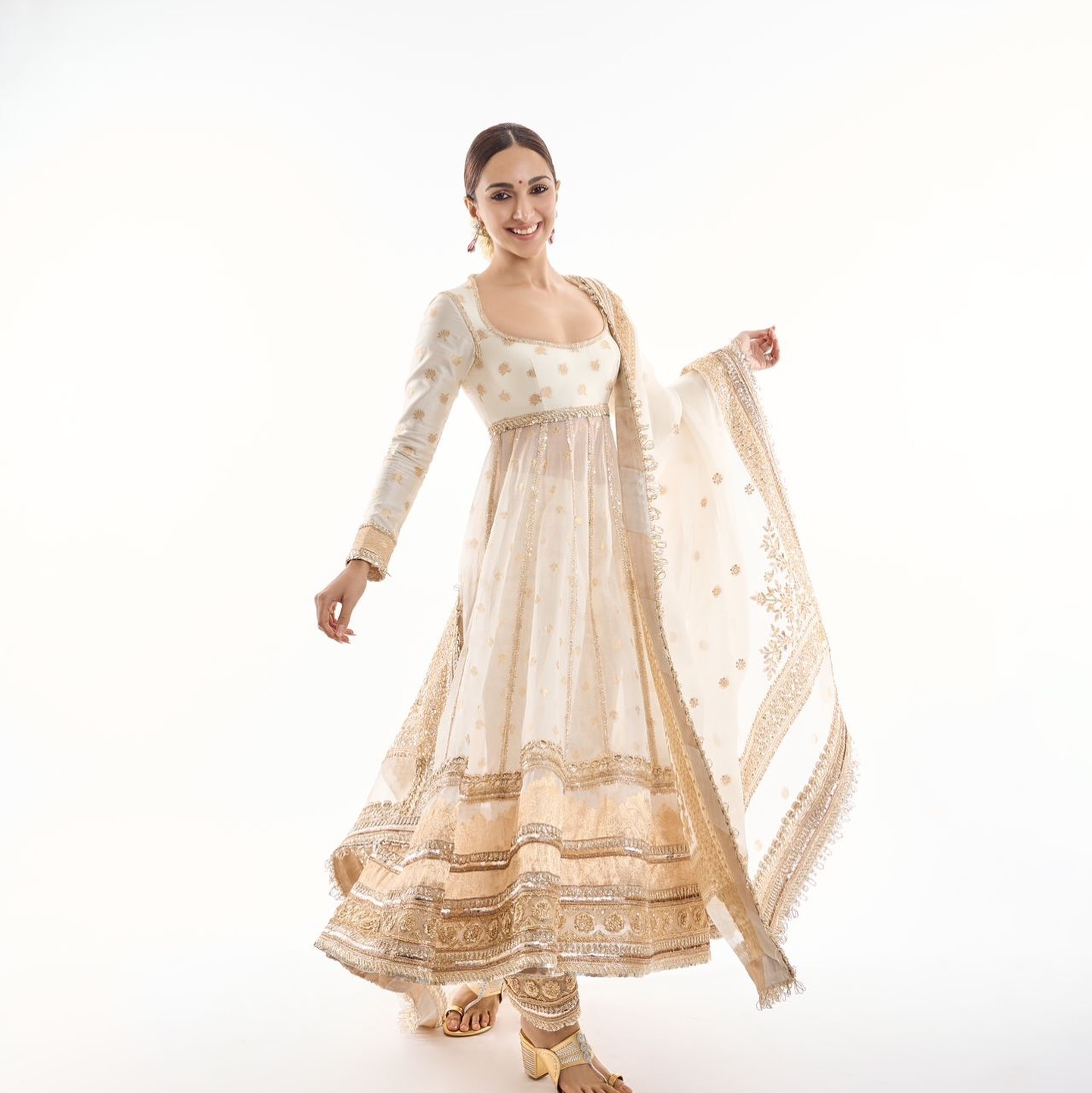 kiara advani gold dress Brides Who Rocked All-Gold Sangeet Outfits Like Kiara Advani