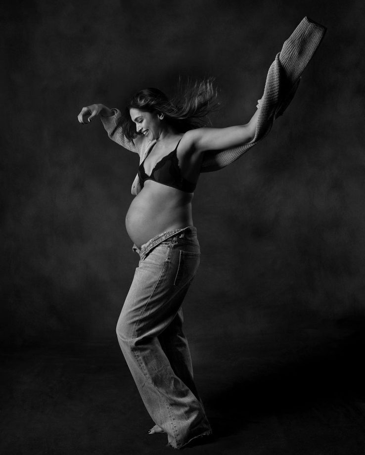 Melting our hearts! Power Couple Ranveer Singh and Deepika Padukone Share Heartwarming Pregnancy Shoot Pictures & we are in awe! 916359