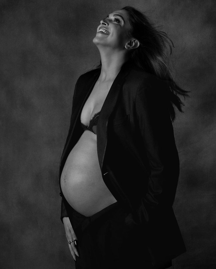 Melting our hearts! Power Couple Ranveer Singh and Deepika Padukone Share Heartwarming Pregnancy Shoot Pictures & we are in awe! 916364