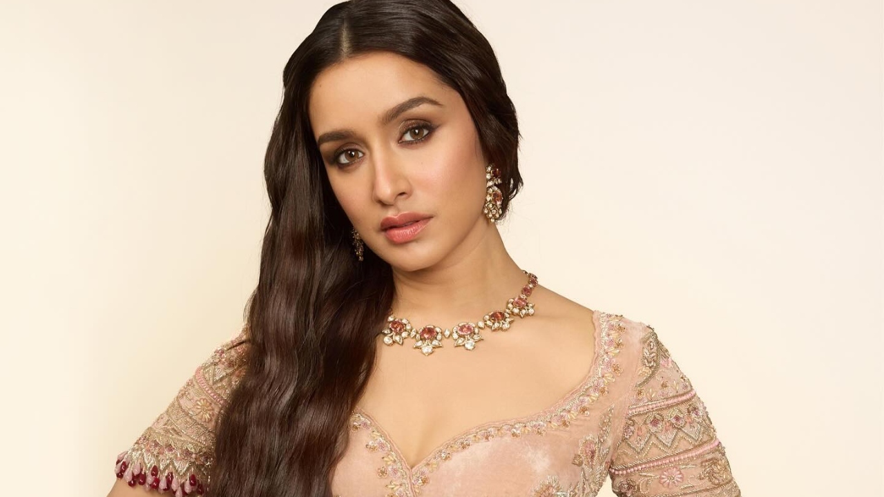 "Attitude toh aise dikha rahi hai jaise Shraddha Kapoor hai" Says Shraddha Kapoor as she takes the meme fest a notch higher justifying her magnificent persona! 921654