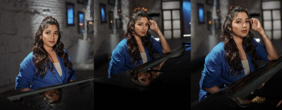 Coat Clash: Shreya Ghoshal's Cool Blue Meets Dhvani Bhanushali's Fiery Red on the Fashion Front 923560