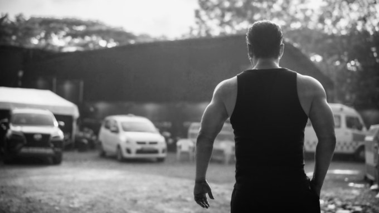 “Finally our own devil is back.” Says Netizens as Sajid Nadiadwala begins Kick 2 photoshoot with a picture of Salman Khan from the sets of Sikandar!
