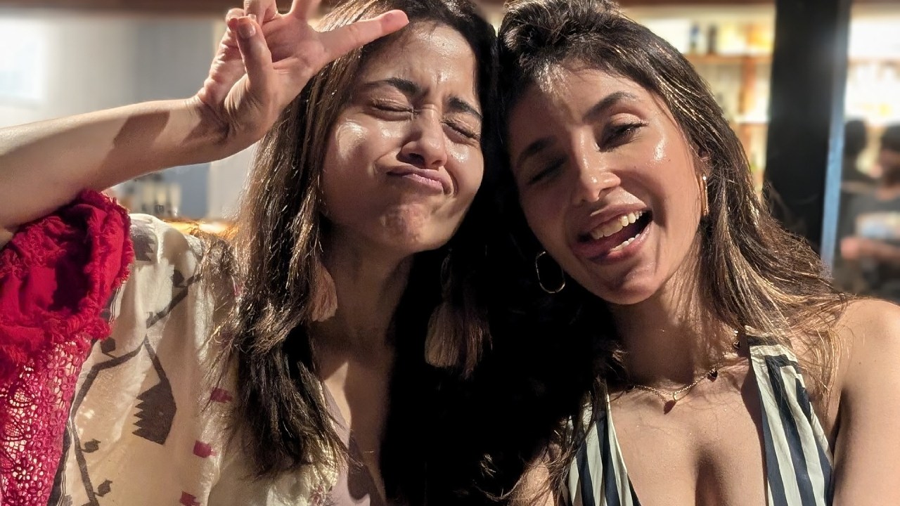 Harshita Gaur aka Dimpy from 'Mirzapur' celebrates with co-star Shweta Tripathi & director Gurmeet Singh 922179