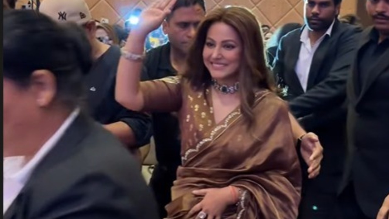 Hina Khan Looks Gorgeous As Ever In This Exquisite Saree Style; Gets Welcomed With Yeh Rishta Kya Kehlata Hai Title Track