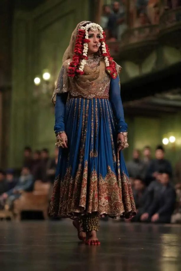 Let's look at the outfits inspired by Sanjay Leela Bhansali’s Heeramandi for this Diwali! 923882