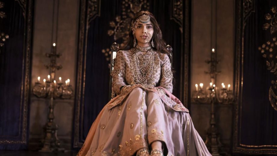 Let's look at the outfits inspired by Sanjay Leela Bhansali’s Heeramandi for this Diwali! 923883