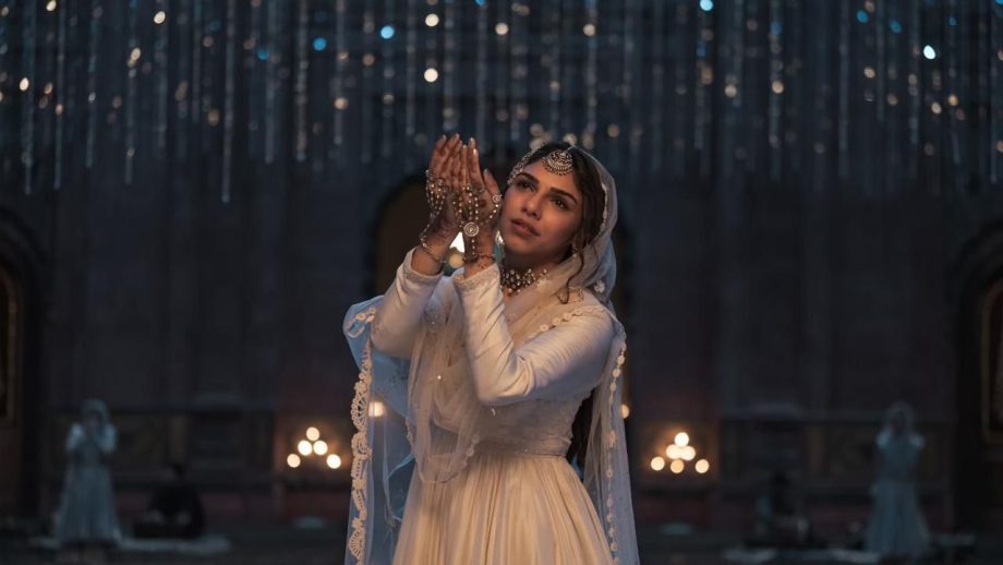 Let's look at the outfits inspired by Sanjay Leela Bhansali’s Heeramandi for this Diwali! 923885