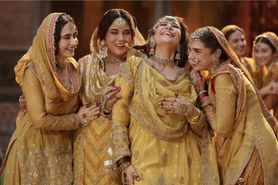 Let's look at the outfits inspired by Sanjay Leela Bhansali’s Heeramandi for this Diwali! 923886