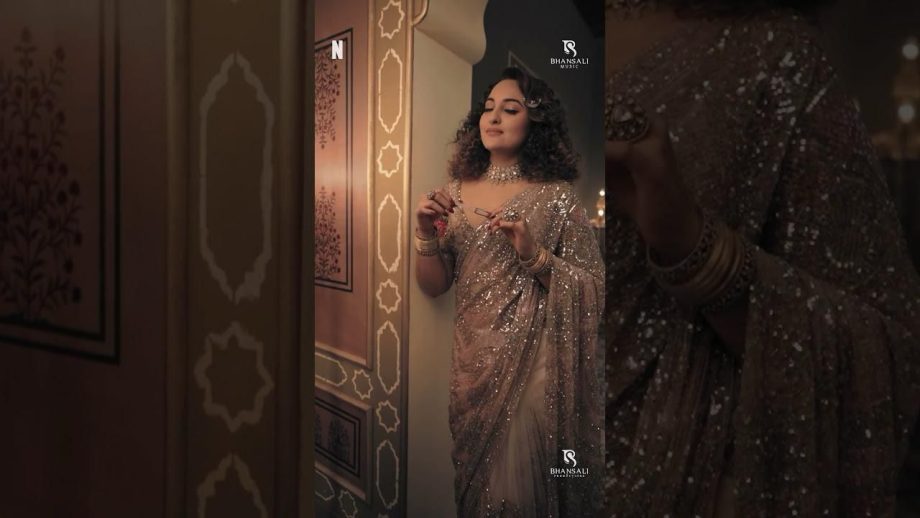 Let's look at the outfits inspired by Sanjay Leela Bhansali’s Heeramandi for this Diwali! 923881