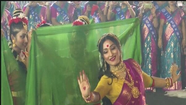 Rituparna Sengupta Dazzles at Kolkata's Durga Puja Carnival with Captivating Dance Performance 921962