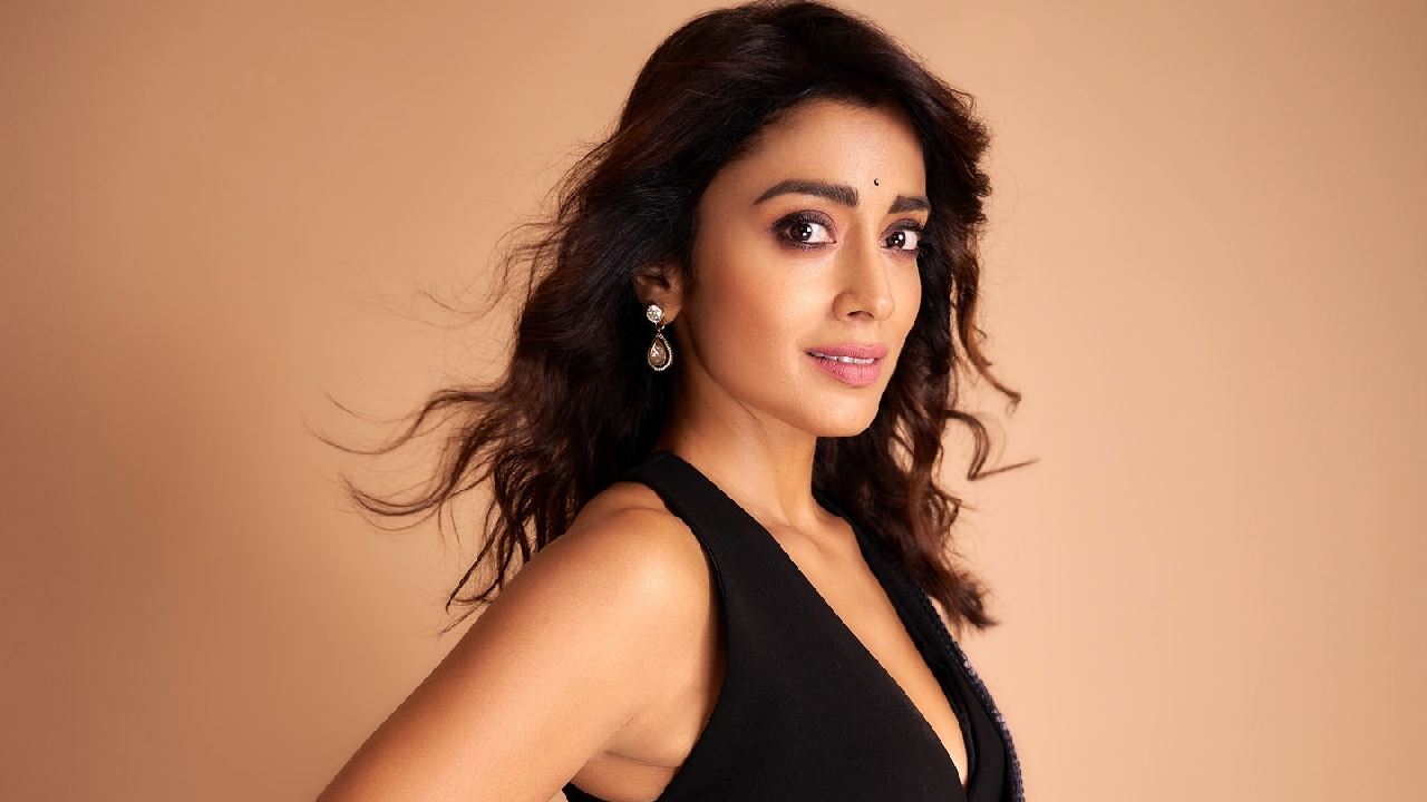 Shriya Saran Stuns in Manish Malhotra Saree, Exuding Elegance and Glamour 923567