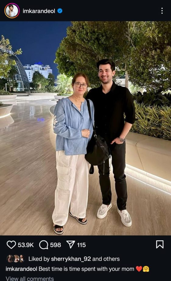 Sunny Deol reacts to rare appearance of wife, Pooja Deol with their son, Karan Deol 922097
