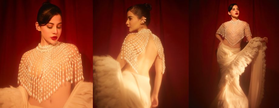 Urfi Javed Sizzles in Pearl Blouse and Feather Pallu, Stealing the Spotlight with Her Dazzling New Look 923438
