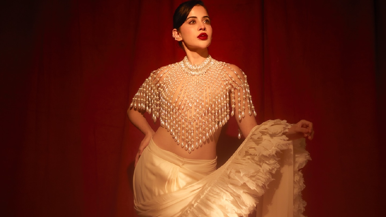 Urfi Javed Sizzles in Pearl Blouse and Feather Pallu, Stealing the Spotlight with Her Dazzling New Look 923439