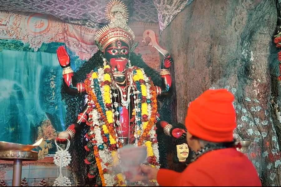 Veteran Actor Kharaj Mukherjee's 50-Year-Old Kali Puja Tradition: A Legacy of Devotion and Family 922949