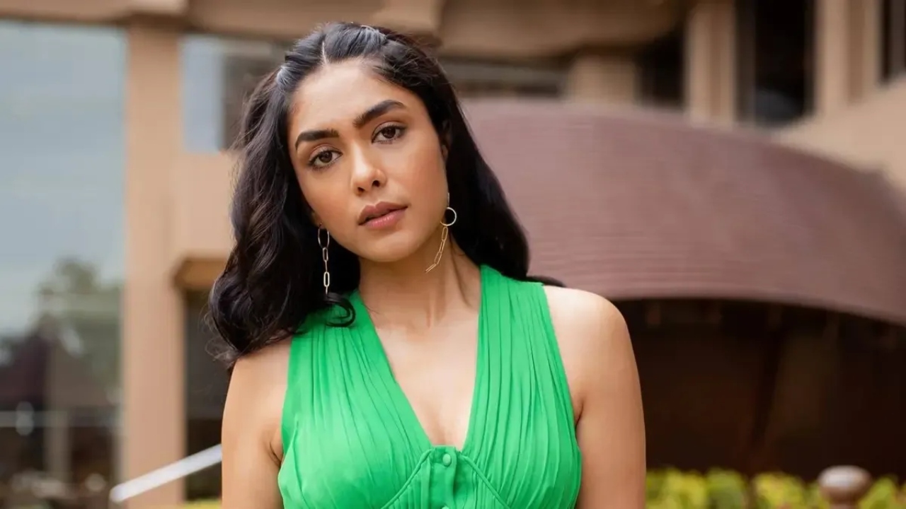 Mrunal Thakur Enjoys Cozy Coffee Date With Someone Special, Find Who? 926290