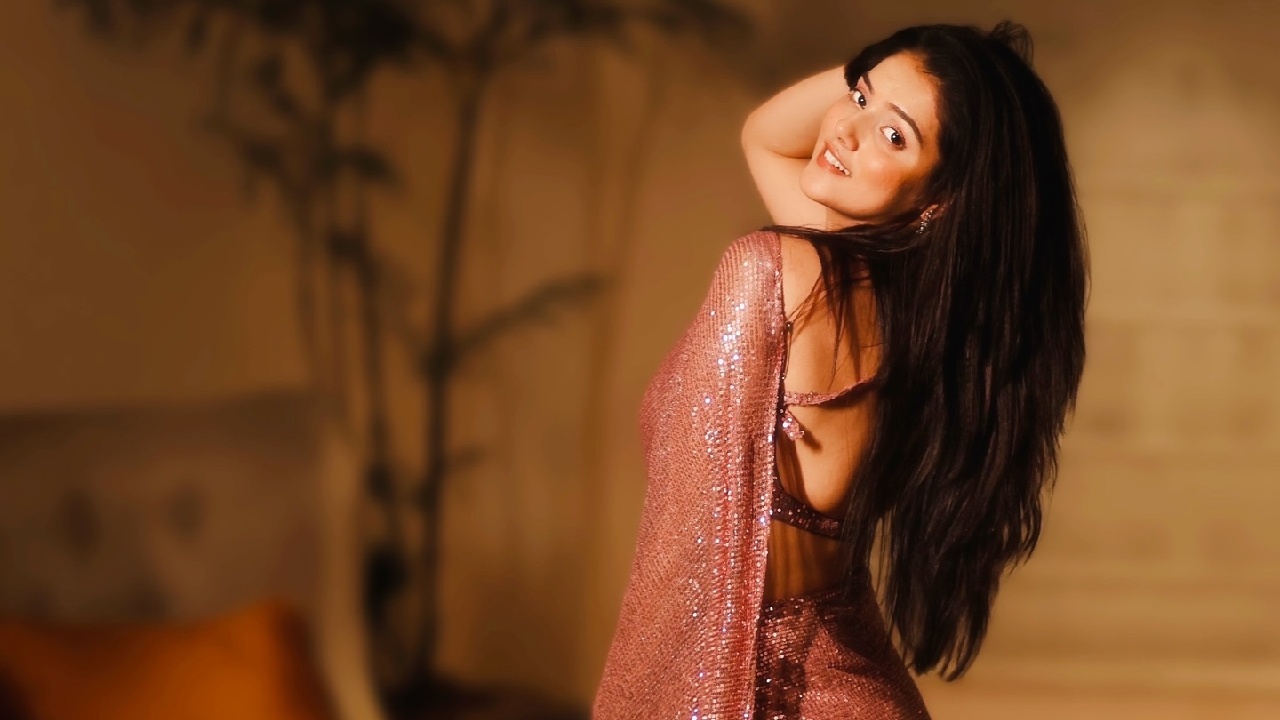 Radhakrishn Fame Mallika Singh Glams Up In Glittery Saree, Steals Attention With Her Hourglass Figure 924376