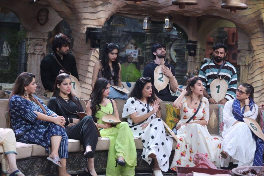 Bigg Boss 18: Midweek Elimination Raises Tension; Karan Veer Mehra hurt Vivian Dsena's Friendship Get Scrutinized 930047