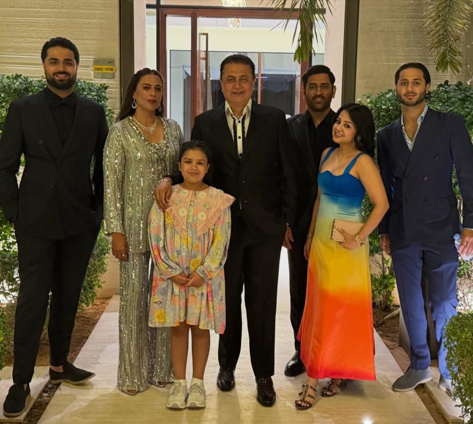 MS Dhoni and wife Sakshi Singh caught candid [Check Out] 929631