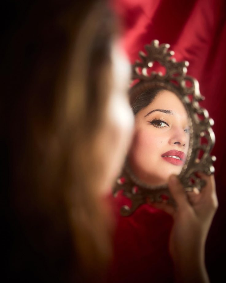 Tamannaah Bhatia's Makeup Looks That Define Glamour and Versatility 935046