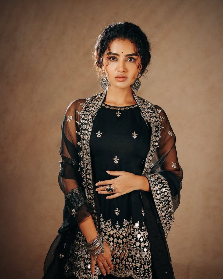 Keerthy Suresh, Malavika Mohanan & Anupama Parameswaran Show How To Slay In Black 935318
