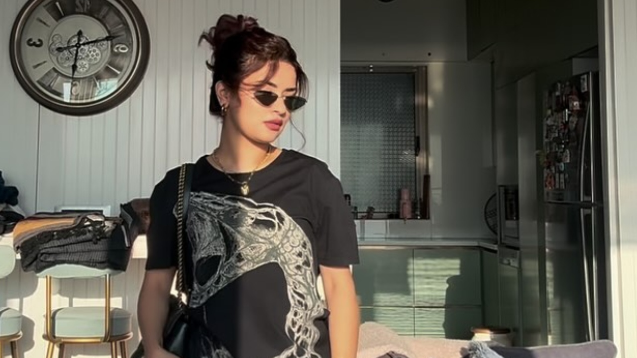 Avneet Kaur Makes A Bold Day-Out Fashion Statement In Top & Shorts - See Here! 942020