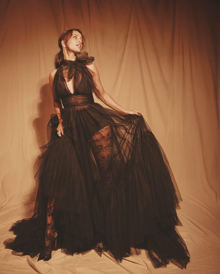 Jacqueliene Fernandez To Janhvi Kapoor: Divas Set Trends Flaunting Hot Shoulders In Chic Dresses 941517