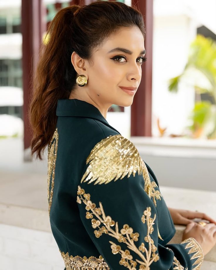 Keerthy Suresh Redefines Royalty In Green Top & Skirt, Makes Jaws Drop Flaunting Midriff 940872