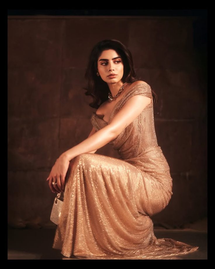 Khushi Kapoor Vs Kareena Kapoor: Who Is Glamorous In Champagne Gold Off-shoulder Gown? 941286