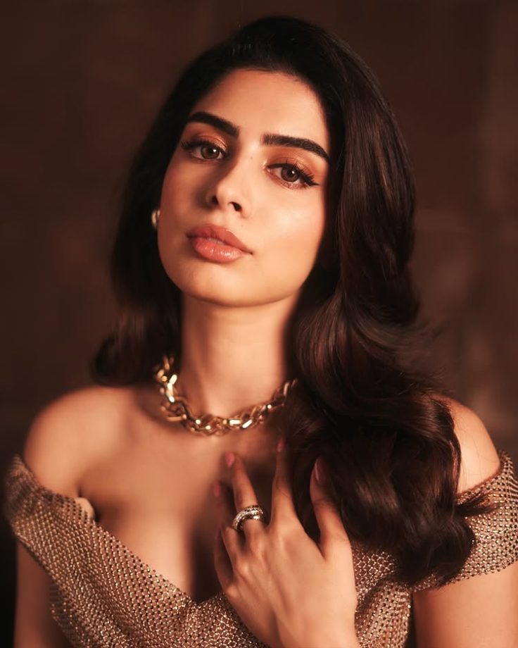 Khushi Kapoor Vs Kareena Kapoor: Who Is Glamorous In Champagne Gold Off-shoulder Gown? 941287