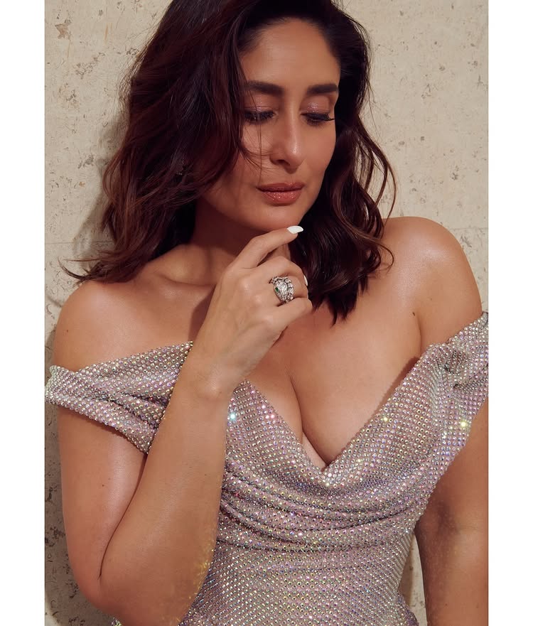 Khushi Kapoor Vs Kareena Kapoor: Who Is Glamorous In Champagne Gold Off-shoulder Gown? 941290