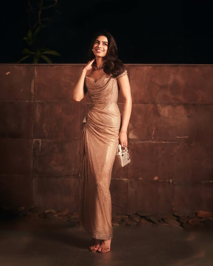 Khushi Kapoor Vs Kareena Kapoor: Who Is Glamorous In Champagne Gold Off-shoulder Gown? 941285