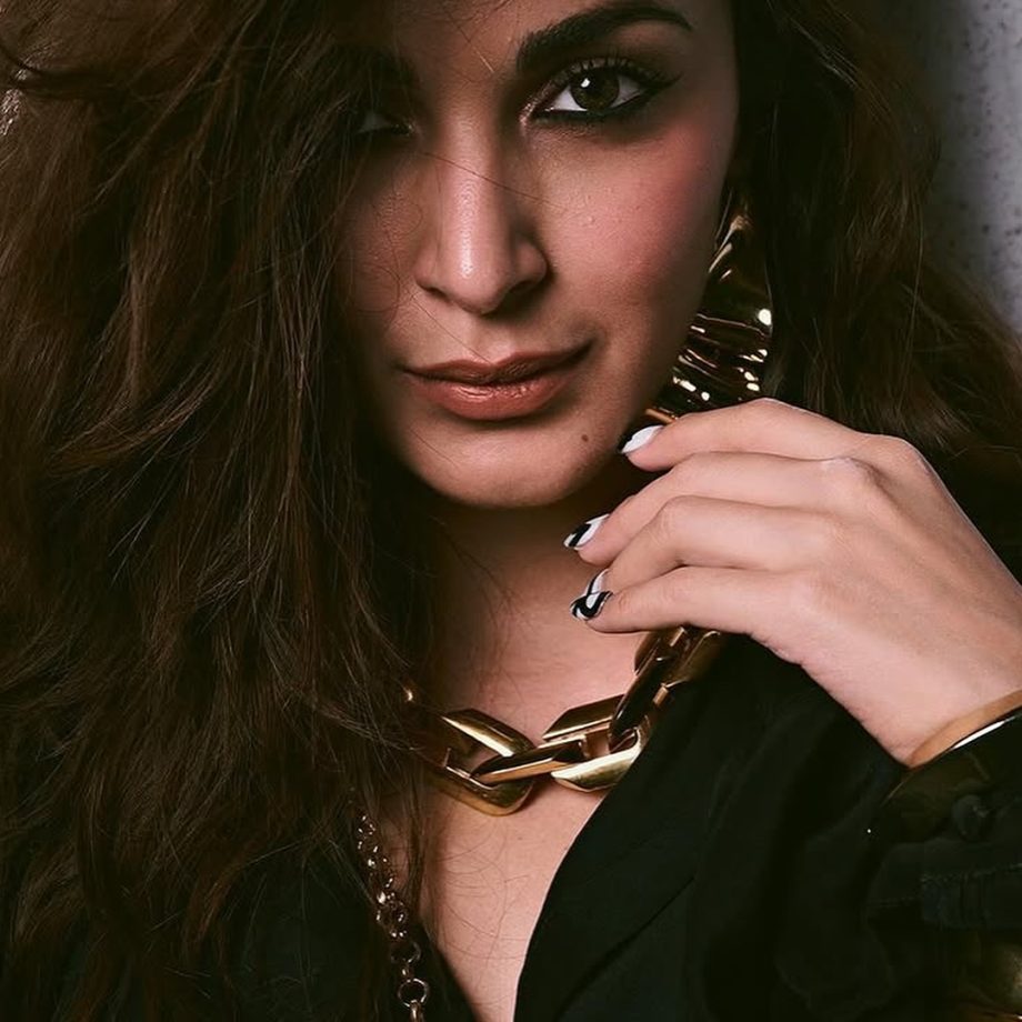 Kiara Advani Steals the Spotlight in Oversized Maxi Dress 942728