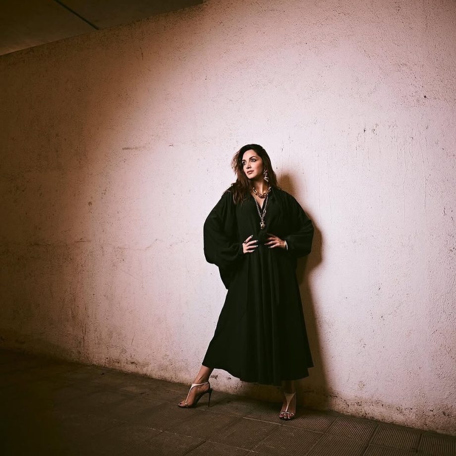 Kiara Advani Steals the Spotlight in Oversized Maxi Dress 942730