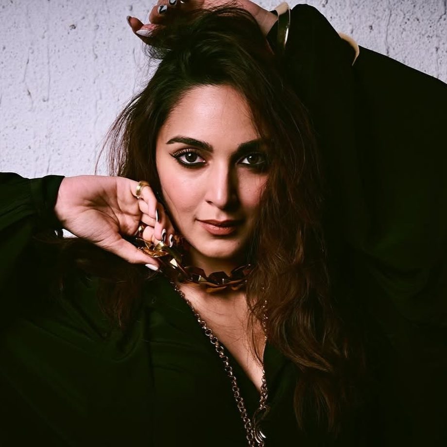 Kiara Advani Steals the Spotlight in Oversized Maxi Dress 942725