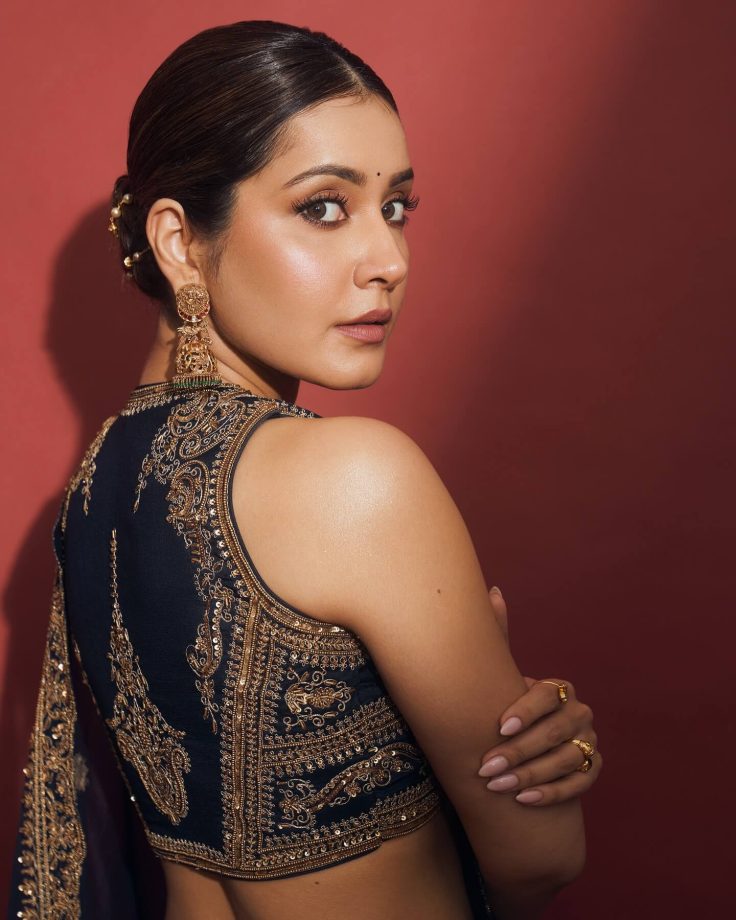Raashii Khanna Never Fails To Impress With Her Blouse Style 941700