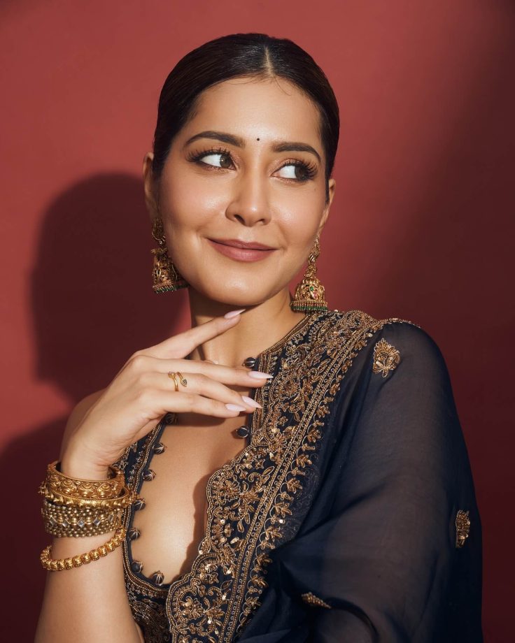 Raashii Khanna Never Fails To Impress With Her Blouse Style 941701