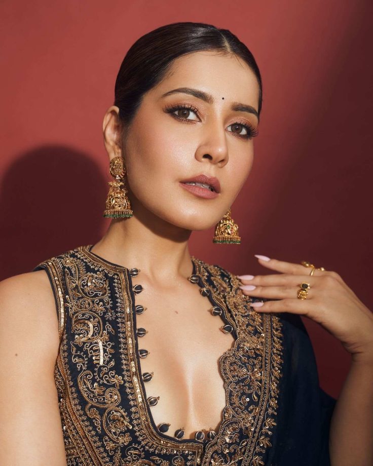 Raashii Khanna Never Fails To Impress With Her Blouse Style 941703