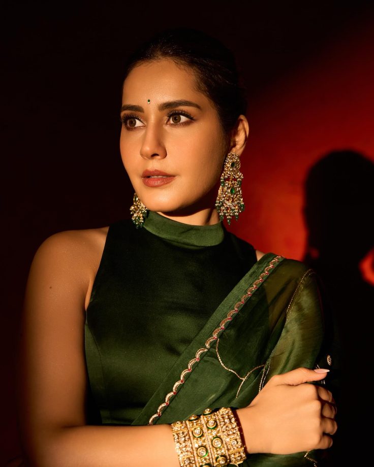 Raashii Khanna Never Fails To Impress With Her Blouse Style 941691