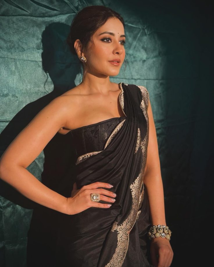 Raashii Khanna Never Fails To Impress With Her Blouse Style 941689