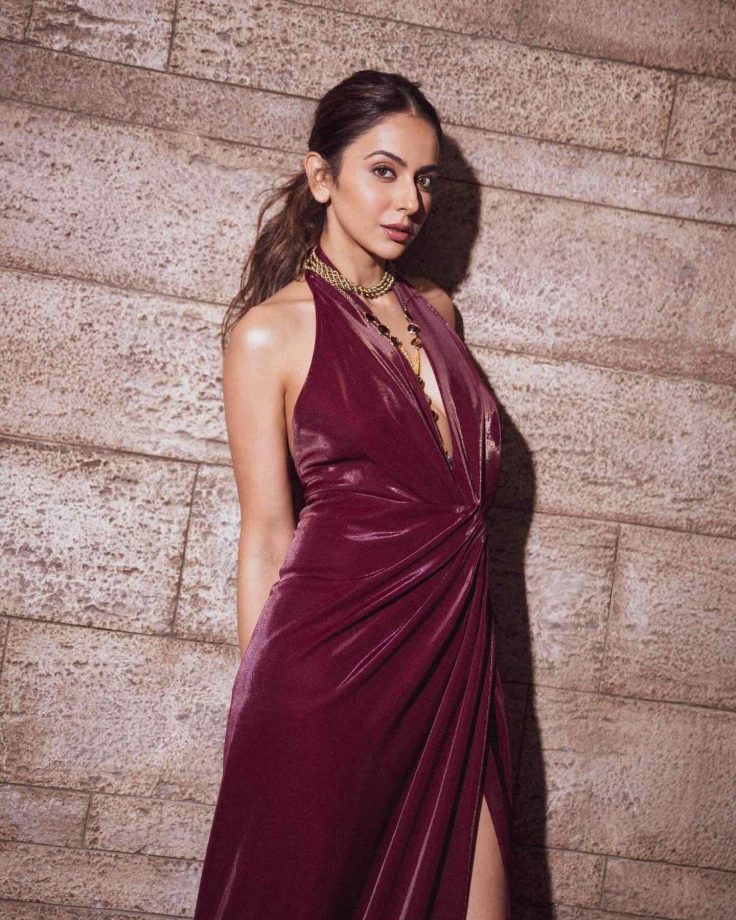 Rakul Preet Singh Vs Shriya Saran: Who Is Breathtaking In Backless Gown? 940097