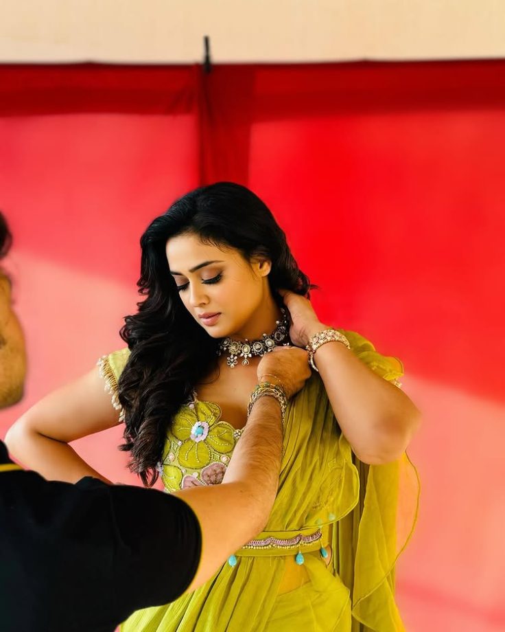 Shweta Tiwari's Ruffle Saree Vs. Surbhi Jyoti's See-Through Look – Who Wins The Trendsetter Title? 941806
