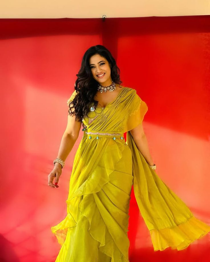 Shweta Tiwari's Ruffle Saree Vs. Surbhi Jyoti's See-Through Look – Who Wins The Trendsetter Title? 941807