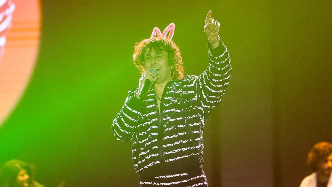 Sonu Nigam clarifies about 'stones thrown' at concert 942069