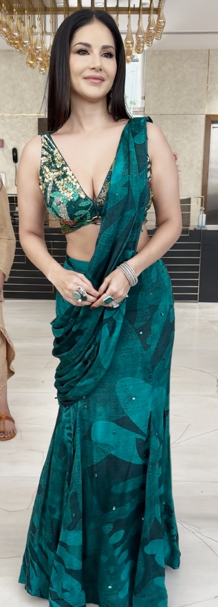 Sunny Leone Shines In Glittering Green Saree At T-Series Office – Watch Video! 940885