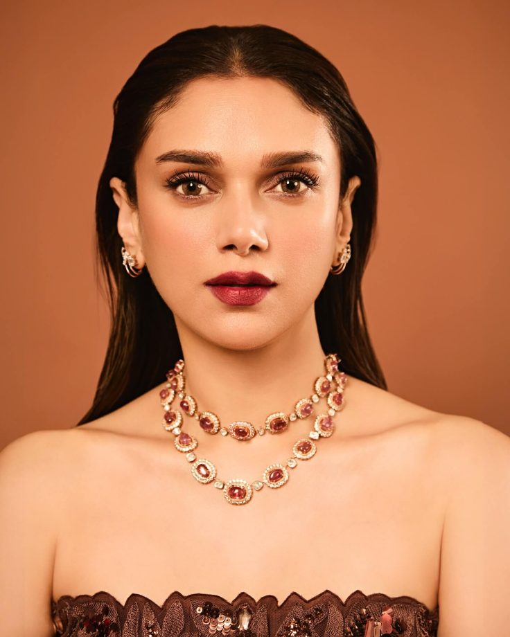 Aditi Rao Hydari Shines in an Elegant Off-Shoulder Brown Dress 944007