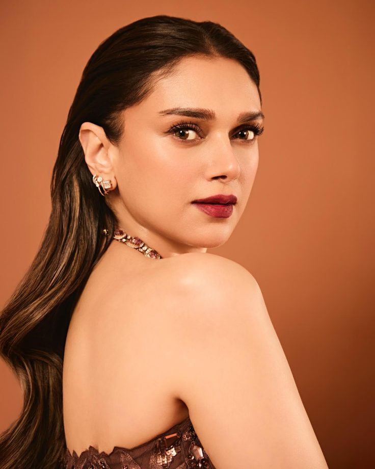 Aditi Rao Hydari Shines in an Elegant Off-Shoulder Brown Dress 944008