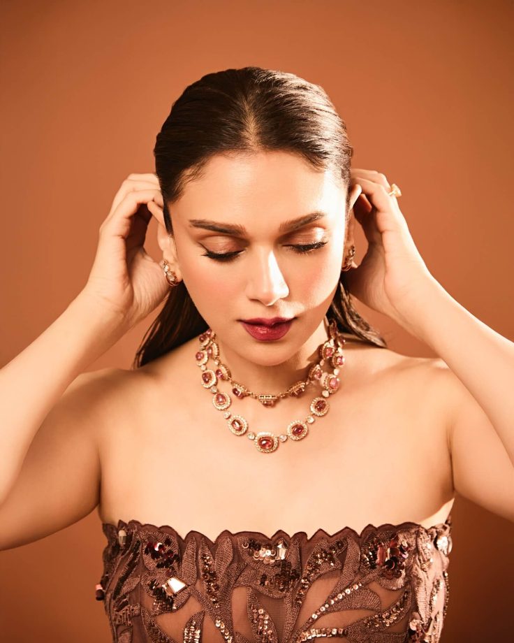 Aditi Rao Hydari Shines in an Elegant Off-Shoulder Brown Dress 944009